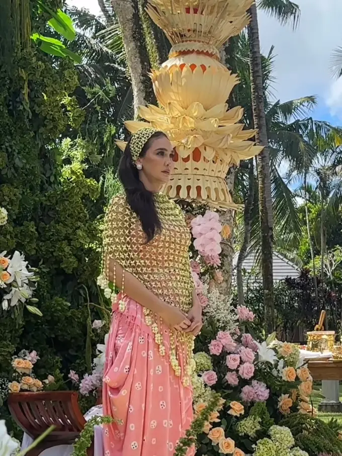 Luna Maya saat Prosesi Siraman dan Sungkeman
