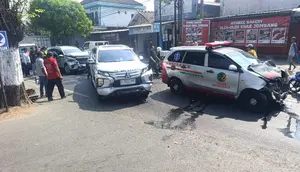 Ambulans Bawa Jenazah Korban KM Virgo Tabrakan Beruntun di Jombang