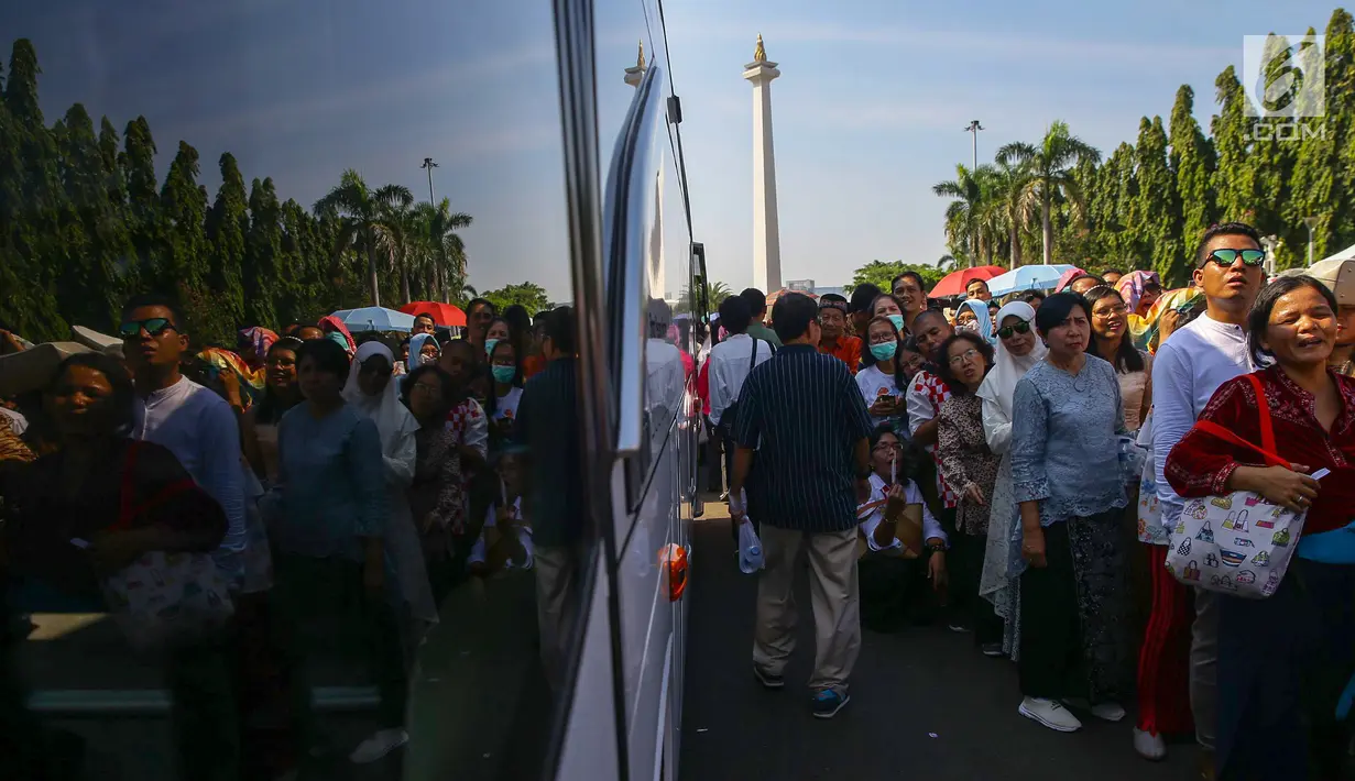 Warga mengantre di kawasan Silang Monas, untuk mengikuti Open House Jokowi di Istana Kepresidenan, Jakarta Rabu (5/6/2019). Meski tempatnya terbatas, Presiden Jokowi menggelar Open House yang dibagi dua sesi bagi pejabat negara dan masyarakat. (Liputan6.com/HO/Grandy)