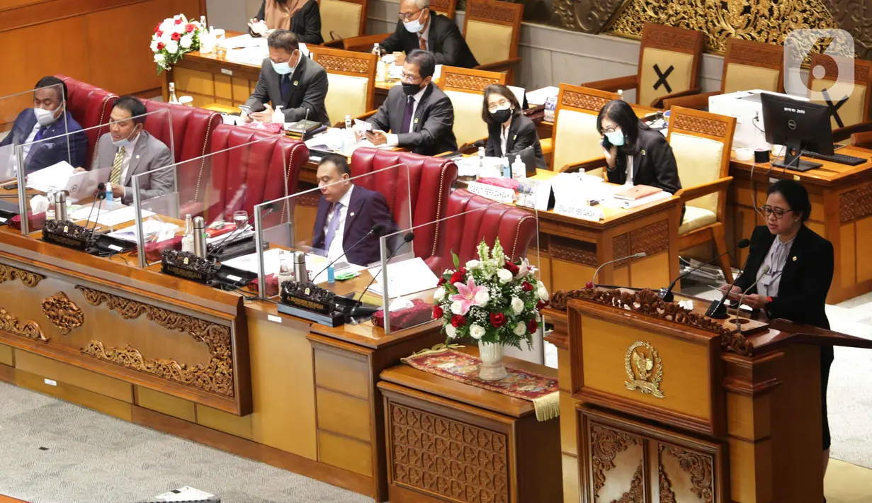 Ketua DPR Puan Maharani berpidato pada Rapat Paripurna DPR RI Ke-16 Masa Persidangan IV Tahun Sidang 2020-2021 di Kompleks Parlemen, Senayan, Jakarta, Jumat (9/4/2021). Rapat dilakukan pidato penutupan masa persidangan IV Tahun Sidang 2020-2021. (Liputan6.com/Angga Yuniar)