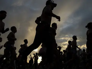Peserta berlari hanya dengan mengenakan pakaian dalam mereka saat berpartisipasi pada The "Underpants Run" di Manila, Filipina, 8 April 2018. Acara yang pertama kali diadakan di Manila ini berkonsep fun run. (NOEL CELIS / AFP)
