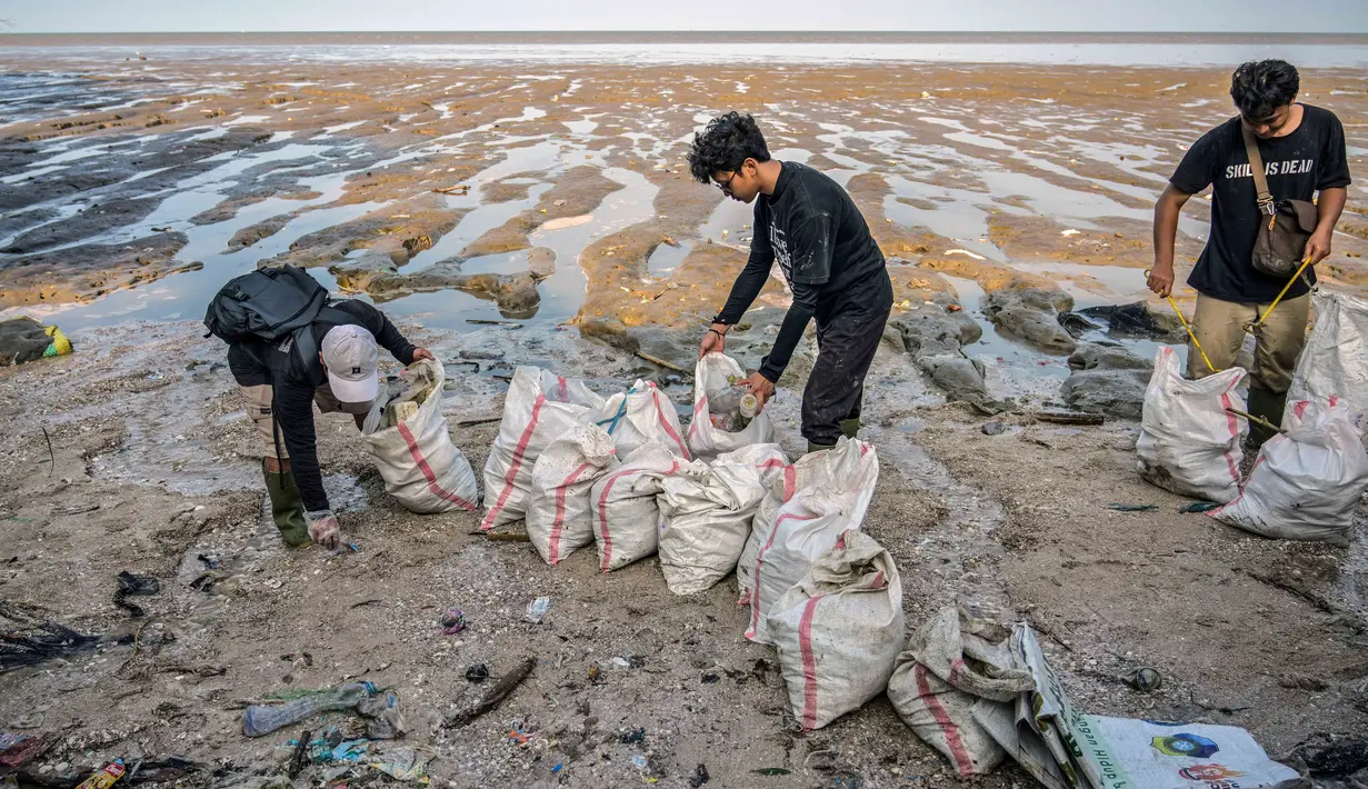 Untuk diketahui, polusi dari sampah plastik sangat berbahaya bagi lingkungan karena bisa menyebar di sungai hingga udara. (Juni KRISWANTO/AFP)