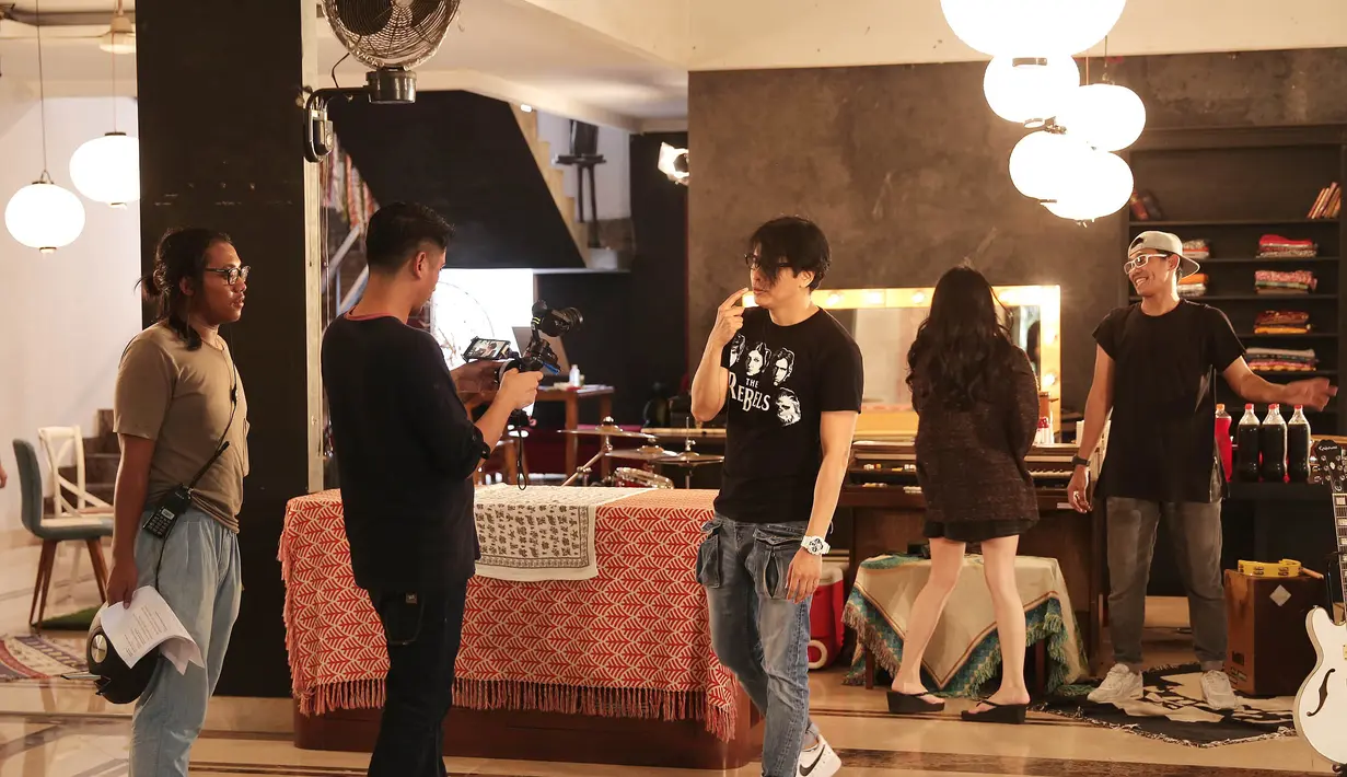Vokalis grup musik Gigi, Arman Maulana tengah membuat video klip untuk single solo terbarunya, berjudul Sebelah Mata. Ia dibantu beberapa musisi berbakat Tanah Air. (Galih W. Satria/Bintang.com)