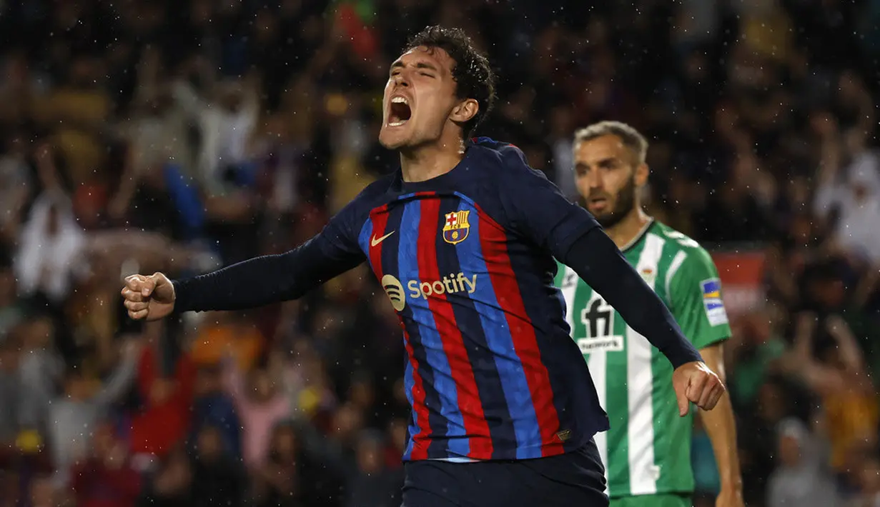 <p>Pada pertandingan lawan Real Betis, Barcelona juga tertolong oleh kartu merah yang didapatkan Edgar Gonzalez di menit ke-32. Padahal Gonzalez baru masuk di menit ke-24 untuk gantikan Luis Felipe. (AP Photo/Joan Monfort)</p>