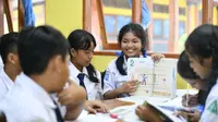 Siswa SMP sedang belajar bersama di kelas. (Foto: Istimewa)