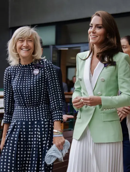 Kate juga tampil anggun mengenakan blazer hijau mint dipadukan dress putih pleated dengan rambut coklat yang tergerai. @princeandprincessofwales