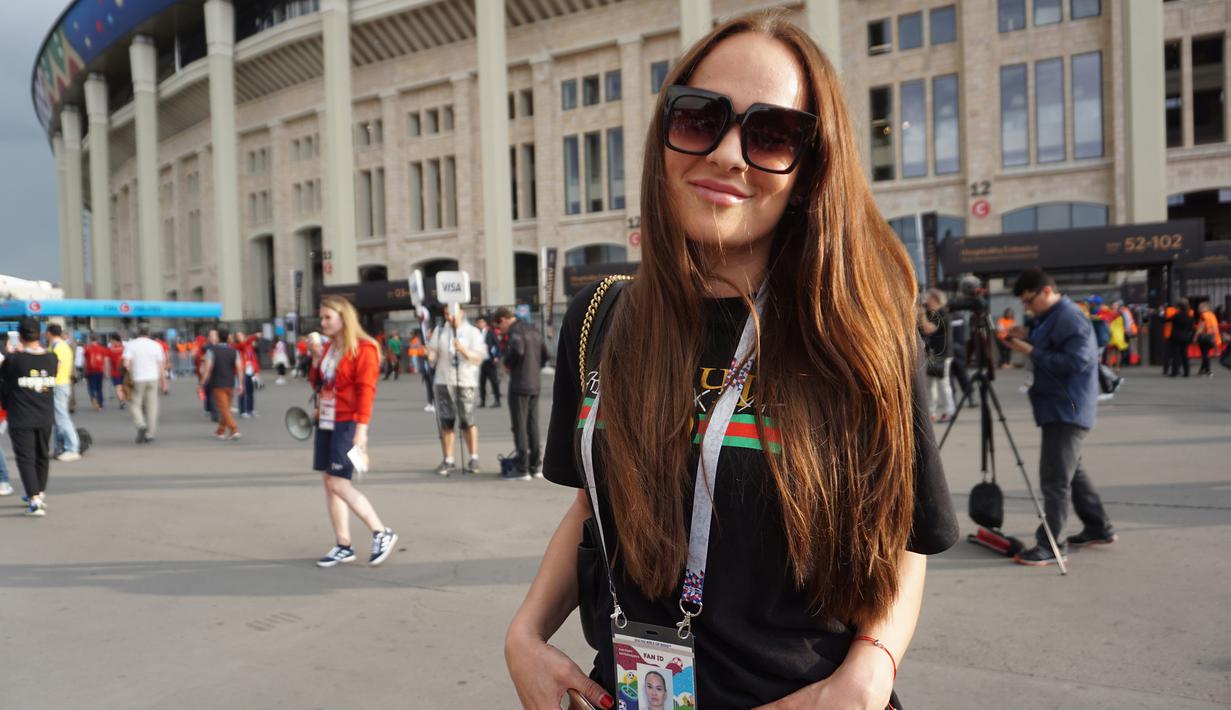 Suporter Asia ini juga tidak kalah gila untuk urusan sepak bola, datang sendirian ke Rusia untuk nonton Piala Dunia 2018. Namanya Nisso asalnya dari Iran, temen-temennya sudah pulang dia masih bertahan. (Bola.com/Okie Prabhowo)