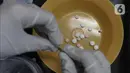 Tenaga farmasi meracik obat di RSIA Tambak, Jakarta, Jumat (21/10/2022). Puyer dapat menjadi substitusi sediaan sirup untuk anak -selama obat bebas dan/atau bebas terbatas cair dilarang Kementerian Kesehatan. (Liputan6.com/Herman Zakharia)