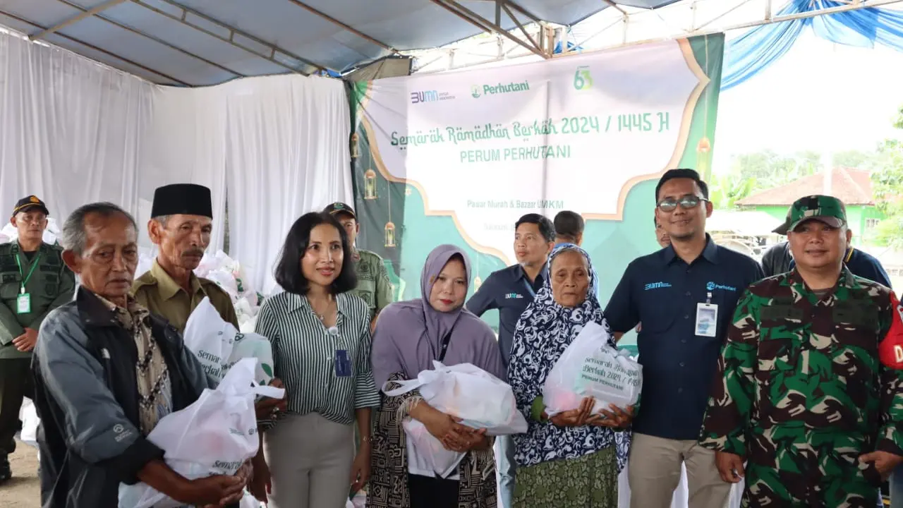 Perum Perhutani menebar lebih dari 80 ribu paket sembako ke pesantren hingga penyadap getah pinus di berbagai daerah