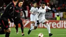 Pemain Arsenal Mesut Ozil berebut bola dengan pemain Ostersunds Brwa Nouri pada laga leg pertama babak 32 besar Liga Europa di Jamtkraft Arena, Jumat (16/2). Arsenal memetik kemenangan tandang 3-0 atas Ostersunds. (Robert Henriksson/TT News Agency via AP)