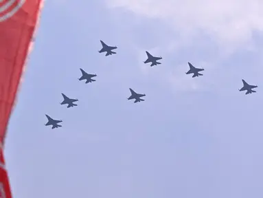 Jet tempur TNI Angkatan Udara mengikuti perayaan memperingati Hari Ulang Tahun (HUT) ke-78 Republik Indonesia (RI) di Jakarta, Kamis (17/8/2023). (ADEK BERRY/AFP)