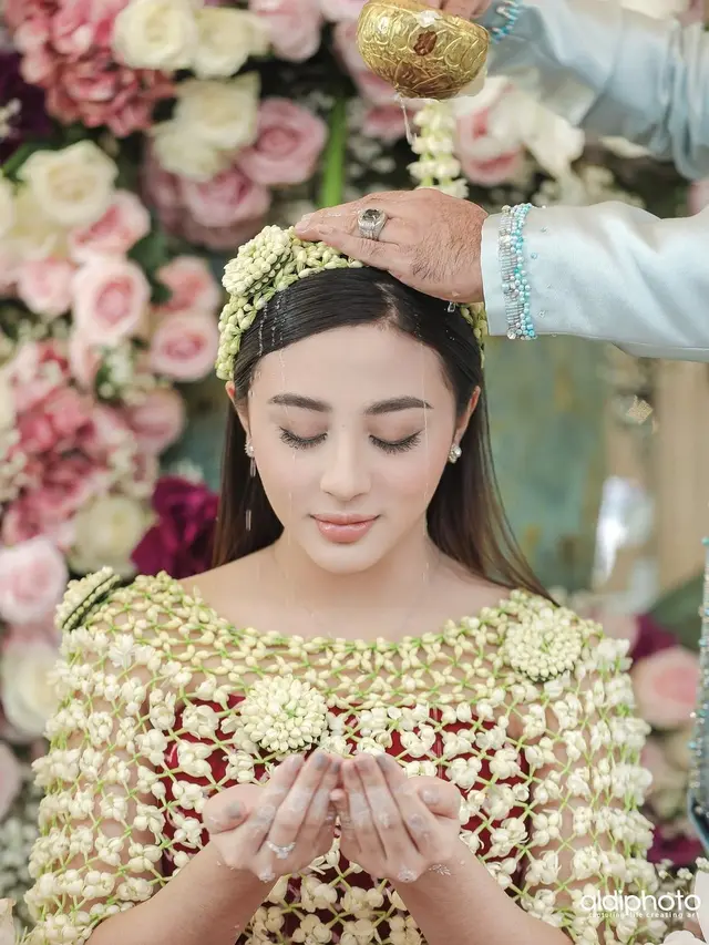 Pesona 6 Artis Saat Siraman Jelang Pernikahan, Auranya Terpancar