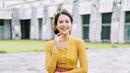 Begini penampilan Maudy Ayunda saat acara G20 di Bali. Dengan kebaya berwarna kuning, dipadu senteng maron, dan kain songket biru. (Foto: Instagram/@didietmaulana)