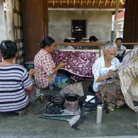 Hashtag #SaveBatik di Twitter jadi tempat protes para pecinta batik tulis Indonesia.
