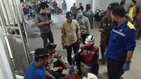 Sejumlah petugas mengevakuasi mayat bayi yang ditemukan di depan Masjid Al Jihad, Kelurahan Kalibaru, Kecamatan Cilodong, Kota Depok. Jasad bayi ini pertama kali ditemukan sejumlah santri saat hendak mengambil karpet masjid. (istimewa)