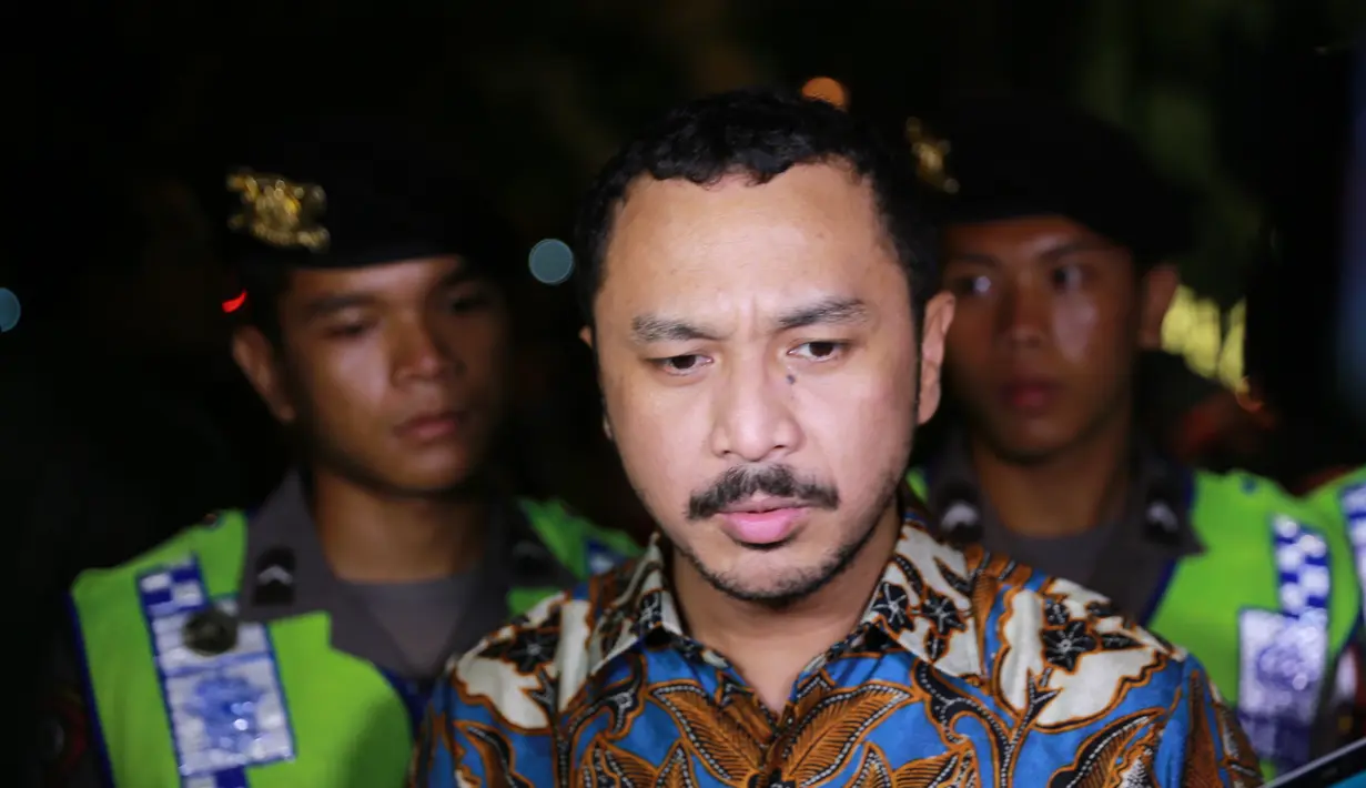 “Saya makan Gudeg, tapi ga pakai nasi, malah bubur. Baru pertama kali. Buburnya juga bukan nasi deh ya. Unik,” ungkap Giring Nidji usai menghadiri acara pernikahan putri presiden Joko Widodo. (Adrian Putra/Bintang.com)