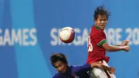 Pemain Indonesia U-23, Adam Alis Setyano, berebut bola dengan Kamboja U-23, Sopheng Keo.  (Bola.com/Arief Bagus)