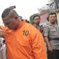 Finalis Indonesian Idol 2008  Dede Richo memperagakan memecahkan kaca mobil dalam waktu 5 detik saat rilis pengungkapan pencurian dengan pemberatan di Mapolsek Serpong, Tangsel (19/09). (merdeka.com / Arie Basuki)