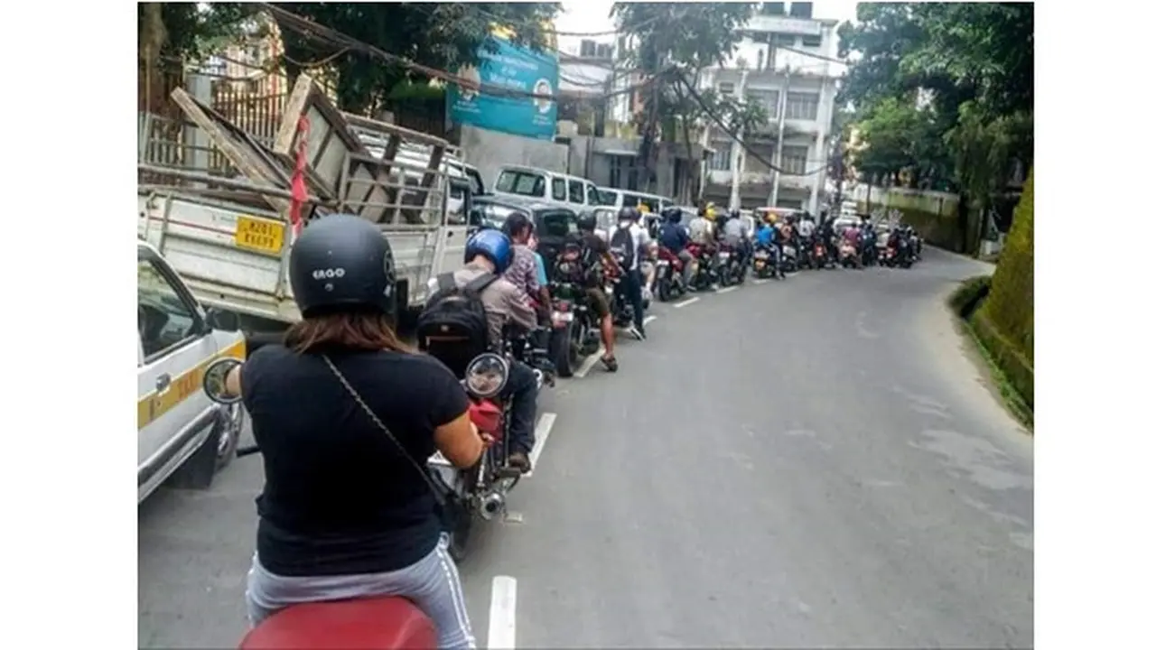 Patut Dicontoh, Begini 3 Potret Warga Saat Tunggu Lampu Lalu Lintas