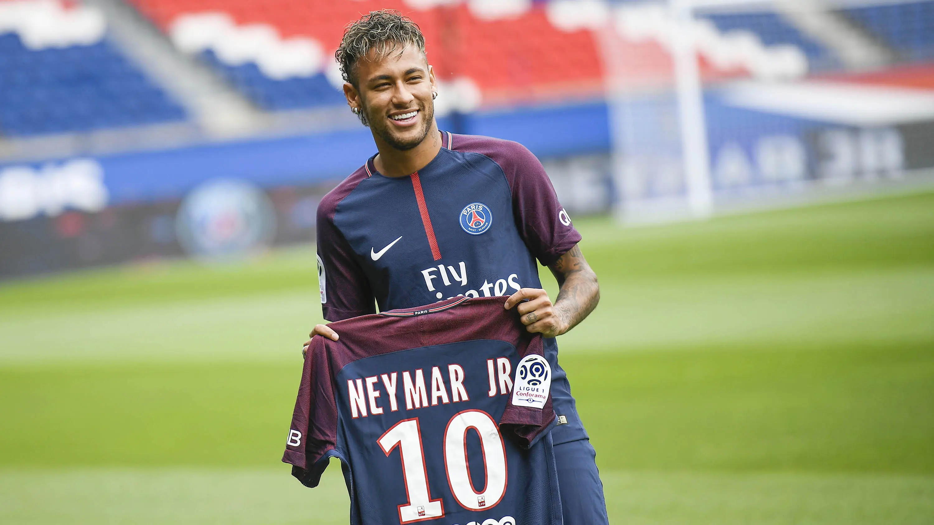 1. Neymar Jr – Diboyong PSG dari Barcelona dengan harga 222 juta euro menjadikan pria asal Brasil ini pemain termahal di dunia. Kelihaiannya dalam mengolah si kulit bundar membuat Les Parisiens tak ragu membajaknya ke Paris. (AFP/Lionel Bonaventure)