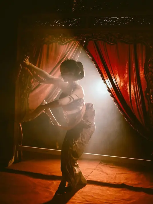 Ini menarik, karena untuk pertama kalinya para fans melihat luwesnya gaya Bella Bonita dalam beberapa pose bak penari Jawa sejati. [Foto: Instagram/bellabonita_r.a]