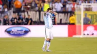 Penyerang Argentina, Lionel Messi memegang kepalanya usai gagal mengeksekusi tendangan penalti pada Final Copa America 2016 di MetLife Stadium, AS, Senin (27/6). Argentina Tumbang lewat Adu penalti atas Chile 4-2. (Adam Hunger-USA TODAY Sports)