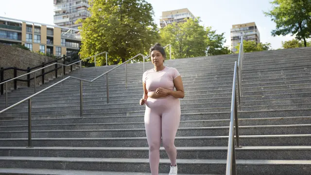 Alat pendukung seperti smartwatch bisa digunakan untuk memantau progres harian