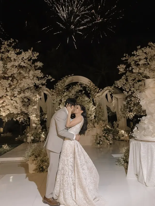 6 Potret Cantik Yunita Siregar Menikah di Hari Valentine, Tampil Bak Princess dengan Ball Gown Putih
