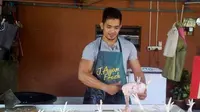 Fadir Che Ahmad, tukang ayam dari Malaysia | Via: says.com