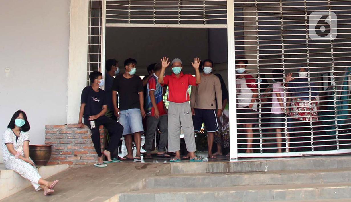 Pasien positif  Orang Tanpa Gejala (OTG) di Rumah Lawan Covid-19 Tangerang Selatan, Jumat (1/1/2021). Sebanyak 113 Pasien OTG  dirawat di rumah melawan Covid-19 di kawasan Tangsel dan enam pasien dinyatakan sembuh dan dipulangkan. (merdeka.com/ Arie Basuki)