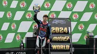 Ai Ogura, pembalap Jepang peraih titel juara dunia Moto2 2024. (Lillian SUWANRUMPHA / AFP)