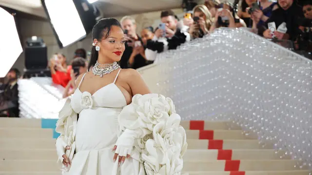 Rihanna tampil cantik dengan dress Valentino dan kalung Cartier