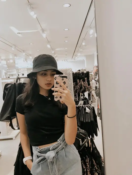 Saat hangout di mall, Nabila Atmaja selalu berpenampilan santai. Meski santai, penampilan Nabila tetap saja memukau banyak orang. Ia pandai memadu padan kan pakaian yang ia kenakan dengan celana dan aksesoris seperti topi. (Liputan6.com/IG/@nabilaatmaja)