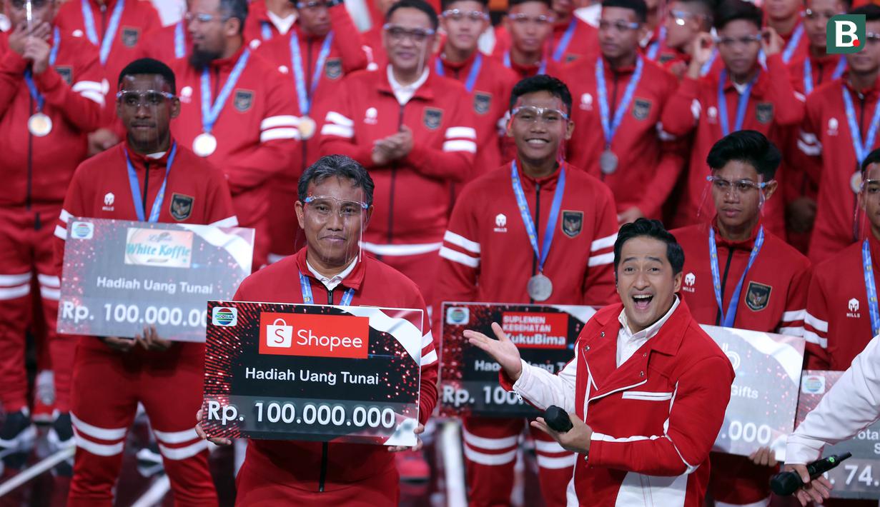 Dalam kesempatan tersebut Timnas Indonesia U-16 mendapatkan bonus tambahan dari EMTEK dan para sponsor. Total bonus yang dibawa pulang pasukan Bima Sakti mencapai Rp677,3 juta. (Bola.com/Abdul Aziz)