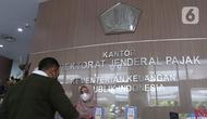Wajib pajak mencari informasi mengenai Program Pengungkapan Sukarela (PPS) di kantor pelayanan pajak pratama di Jakarta, Senin (7/3/2022). Ditjen Pajak Kementerian Keuangan mencatat bahwa hingga Senin (7/3/2022), terdapat 19.703 wajib pajak yang mendaftar program PPS. (Liputan6.com/Angga Yuniar)