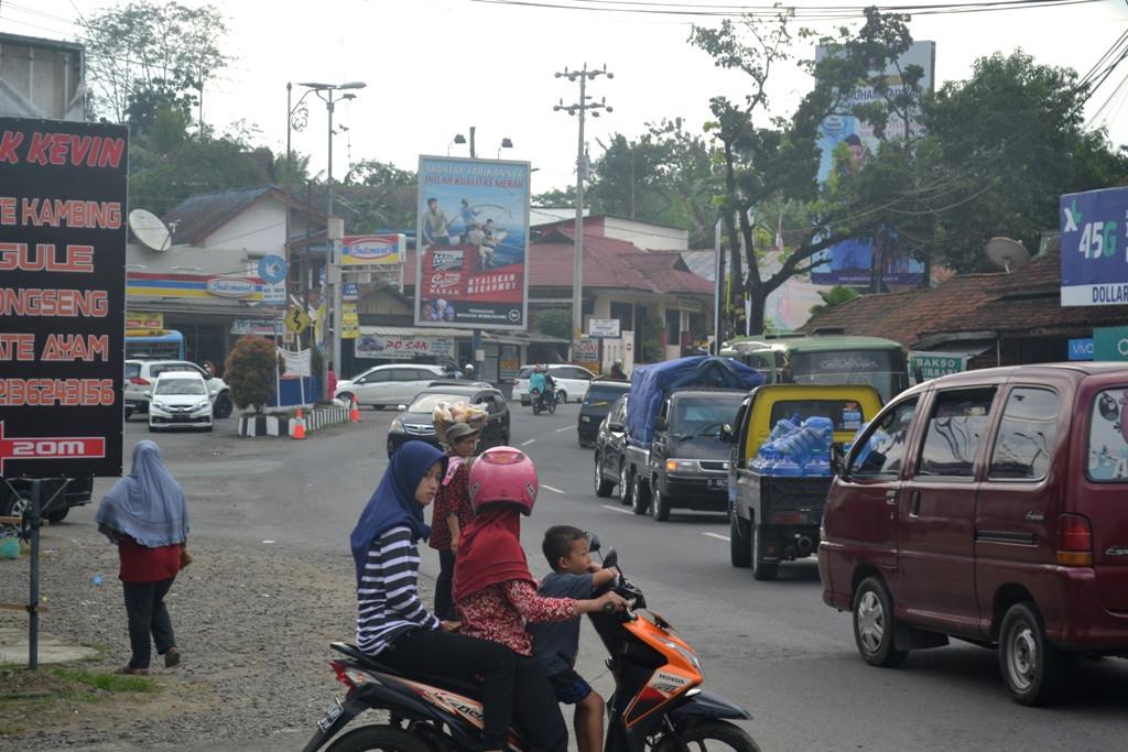 Persimpangan yang biasanya padat di area Terminal Induk Karangpucung terpantau lancar pada arus balik 2017, Sabtu (1/7/2017). (Liputan6.com/Muhamad Ridlo)