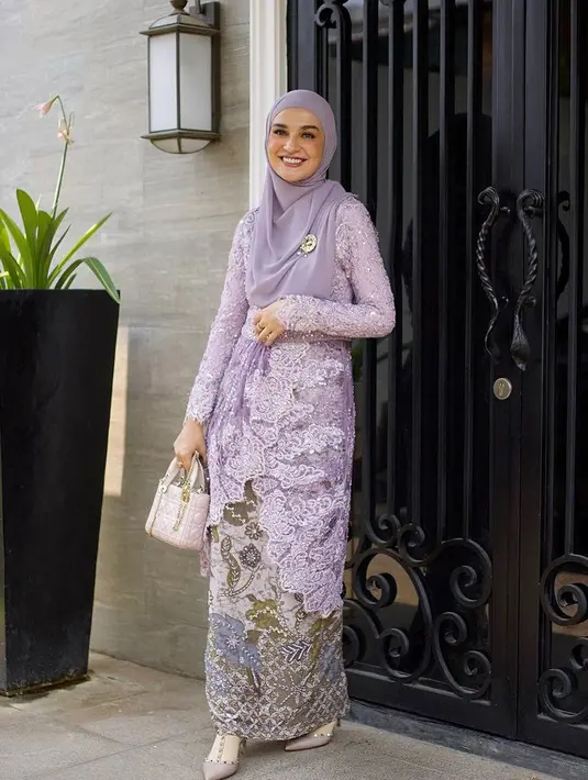 Shireen tampil dengan kebaya brokat warna ungu muda yang serasi dengan kerudungnya. Kerudung pun dihiasi dengan bros.  [@shireensungkar]