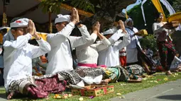Galungan merupakan hari raya masyarakat Hindu Bali sebagai tanda kemenangan kebaikan melawan kejahatan. (SONNY TUMBELAKA/AFP)