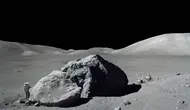 Pada 13 Desember 1972, astronaut ilmuwan NASA, Harrison Schmitt, berdiri di sebelah batu besar selama misi Apollo 17. Mosaik ini dibuat dari dua foto yang diambil oleh sesama penjelajah Bulan, Eugene Cernan. (NASA)