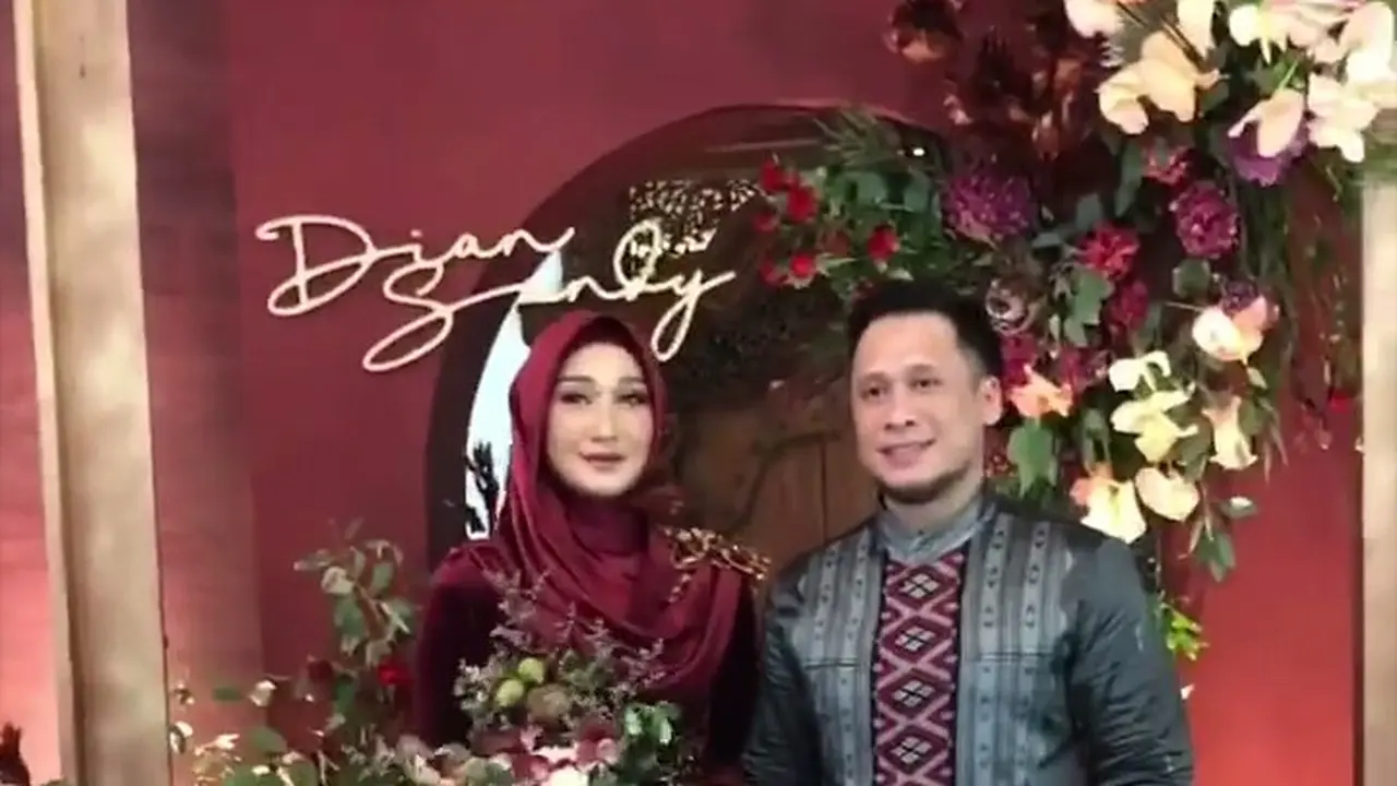 Dian Pelangi Tampil Anggun dengan Kebaya Beludru pada Hari Pertunangan