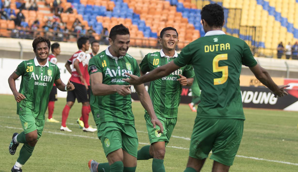 Striker Persebaya United, Pedro Javier, merayakan gol yang dicetaknya ke gawang Persiba Balikpapan dalam lanjutan Piala Presiden 2015 di Stadion Si Jalak Harupat, Bandung. Kamis (10/9/2015). (Bola.com/Vitalis Yogi Trisna)
