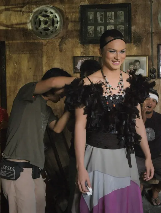 Nicholas mengenakan  gaun hitam yang memiliki aksen bulu-bulu di bagian lengan dan dadanya. Riasan di wajahnya juga lah yang membuat Nicholas sulit untuk dikenali. (Bambang E.Ros/Bintang.com)