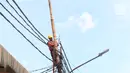 Petugas melakukan pemeliharaan kabel listrik di Jakarta, Sabtu (26/12/2020). PT PLN (Persero) menjamin ketersediaan pasokan listrik sepanjang Natal dan Tahun Baru 2020-2021. (Liputan6.com/Angga Yuniar)
