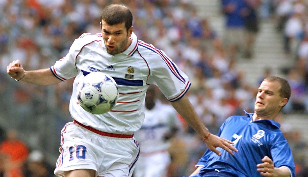 Gaya bermainnya sebagai gelandang serang yang memiliki kemampuan dribbling, penguasaan bola yang mumpuni, umpan yang akurat, bahkan ketajamannya dalam mencetak gol tak diragukan lagi. Tak hayal jika dia disematkan sebagai “seniman” lapangan hijau. (Foto: AFP/Omar Torres)