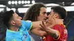 Derby della Capitale (Derbi Ibu Kota) antara AS Roma melawan Lazio pada laga lanjutan Liga Italia 2023/2024, Sabtu (07/04/2024) dini hari WIB diwarnai dengan perseteruan Paulo Dybala dan Matteo Guendouzi. (AFP/Alberto Pizzoli)