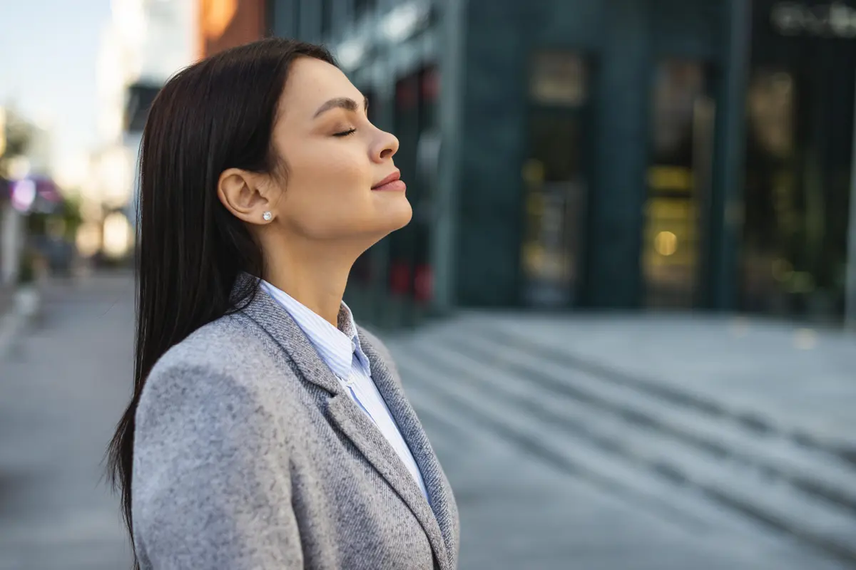 Seorang perempuan sedang menarik napas untuk menenangkan diri (Foto Dok: Freepik/freepik)