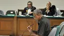 Dalam Pledoinya, Bupati Biak Numfor nonaktif itu menyatakan memohon majelis hakim menjatuhkan hukuman yang seringan-ringannya karena dirinya menjadi tulang punggung keluarga, Pengadilan Tipikor, Jakarta, Senin (13/10/2014) (Liputan6.com/Miftahul Hayat)