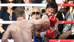 Petinju Australia, Jeff Horn, mendaratkan pukulan ke petinju Filipina, Manny Pacquiao, pada perebutan sabuk juara kelas welter versi WBO di Stadion Suncorp, Brisbane, Minggu (2/7). Horn mengalahkan Pacquiao dalam pertarungan 12 ronde. (AP/Tertius Pickard)