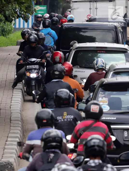 Sejumlah pengendara motor melawan arah saat terjadi kemacetan di Jalan Daan Mogot, Jakarta, Jumat (23/3). Tindakan tersebut dapat membahayakan diri sendiri dan pengendara yang lain. (Liputan6.com/Arya Manggala)