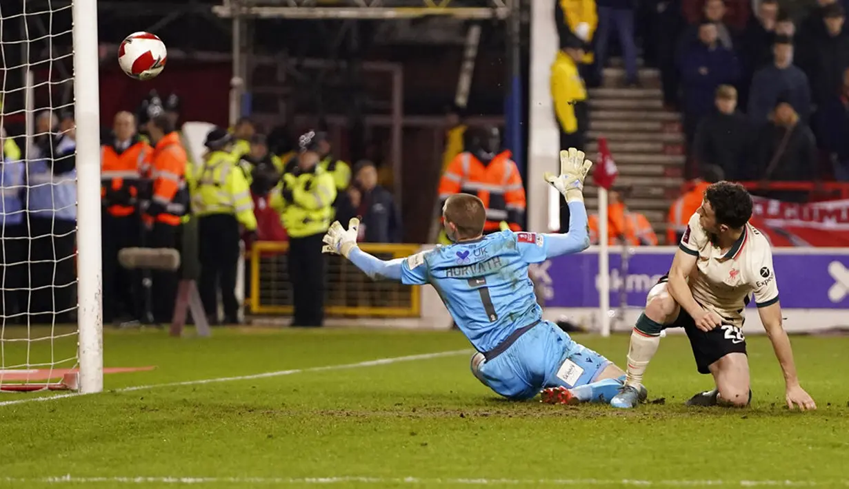 Pemain Liverpool Diogo Jota (kanan) mencetak gol ke gawang Nottingham Forest pada pertandingan sepak bola perempat final Piala FA di City Ground, Nottingham, Inggris, Minggu (20/3/2022). Liverpool menang 1-0. (AP Photo/Jon Super)